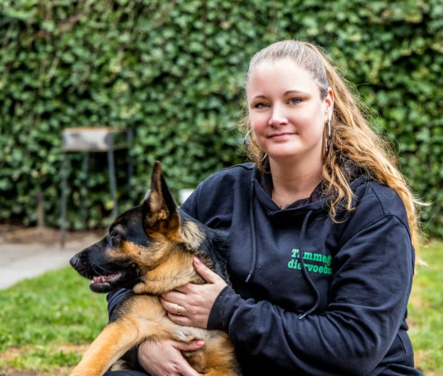 Medewerker van Tammenga Diervoeders met een Duitse herder