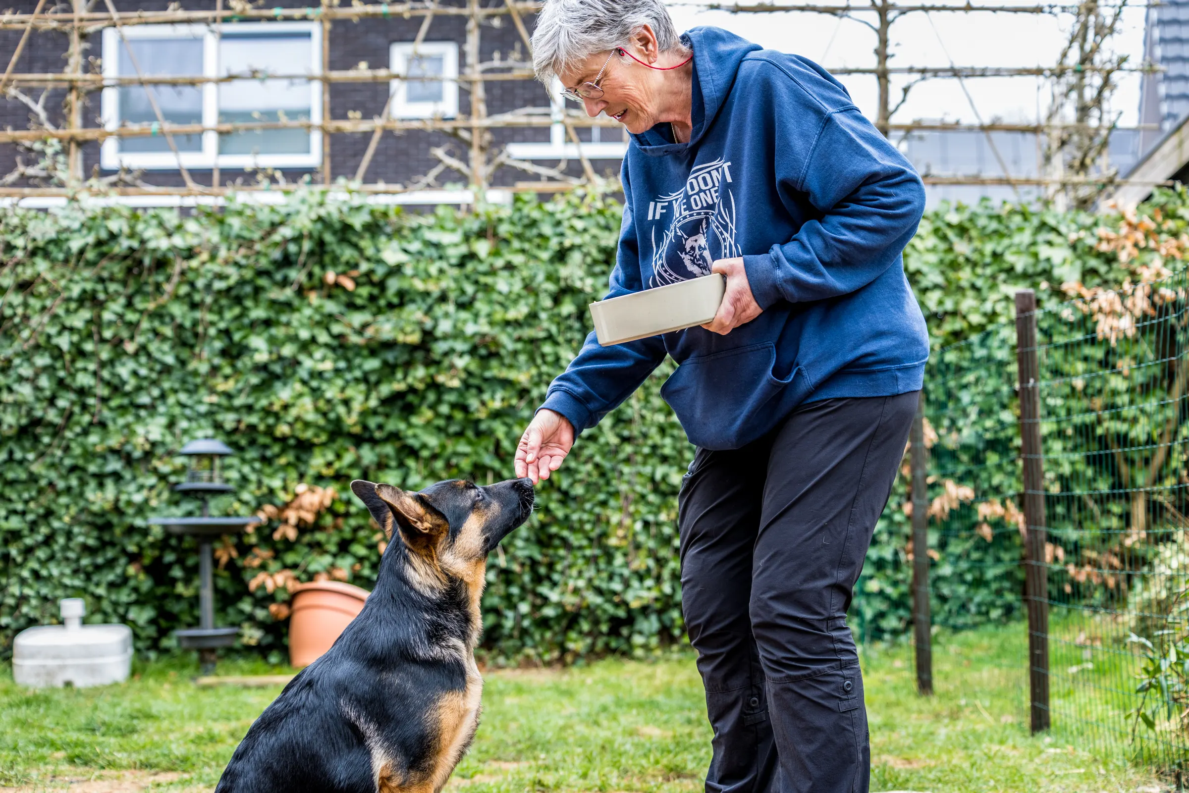 Vrouw met een Duitse herder bij Tammenga Diervoeders